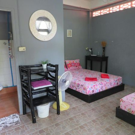 Same Same Guesthouse, Bar & Restaurant (Adults Only) Haad Rin Bagian luar foto