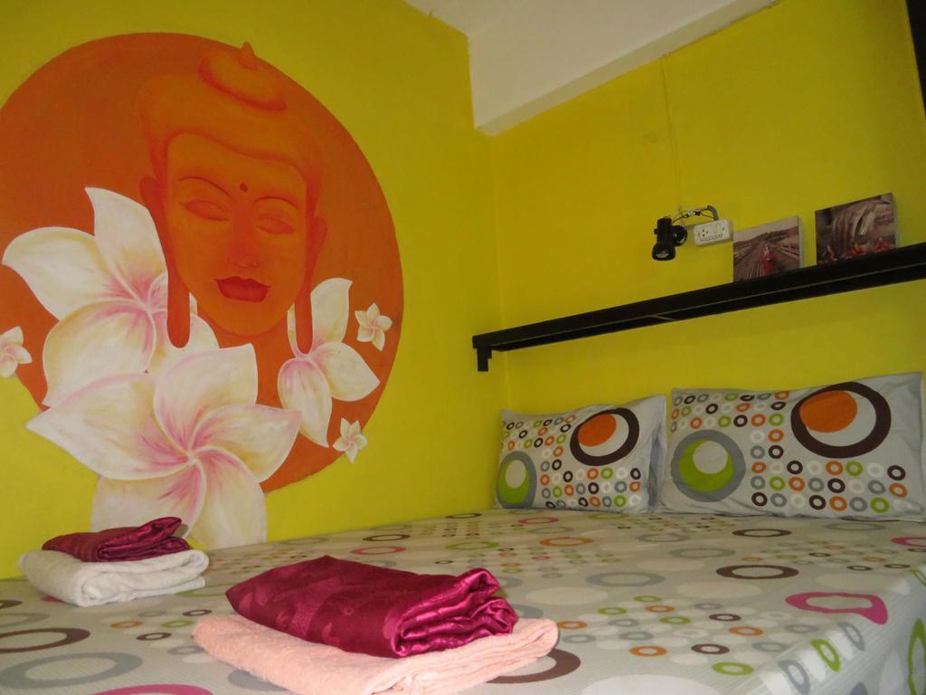 Same Same Guesthouse, Bar & Restaurant (Adults Only) Haad Rin Bagian luar foto