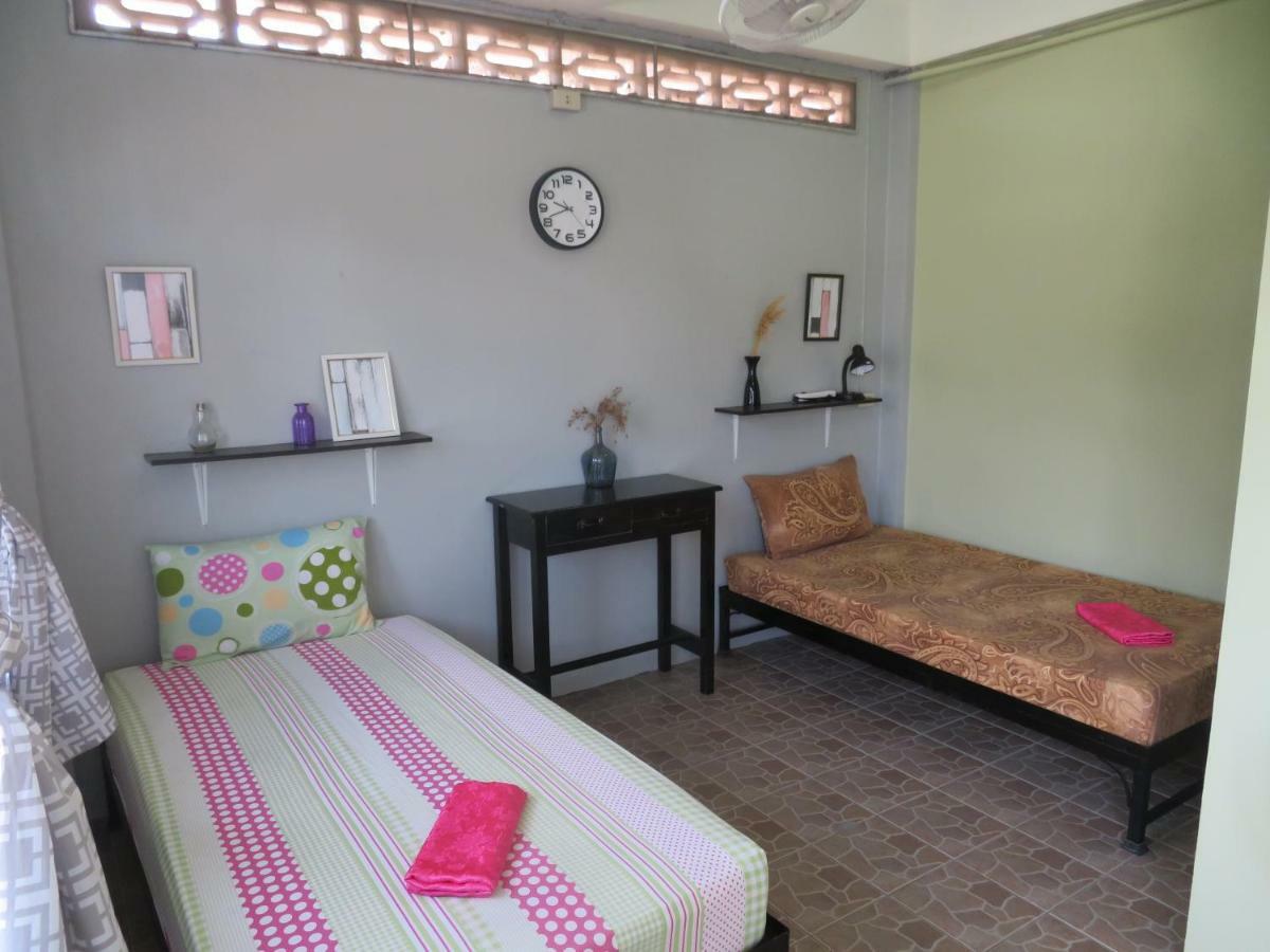 Same Same Guesthouse, Bar & Restaurant (Adults Only) Haad Rin Bagian luar foto