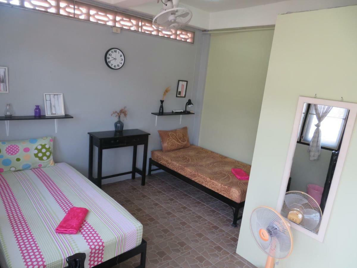 Same Same Guesthouse, Bar & Restaurant (Adults Only) Haad Rin Bagian luar foto