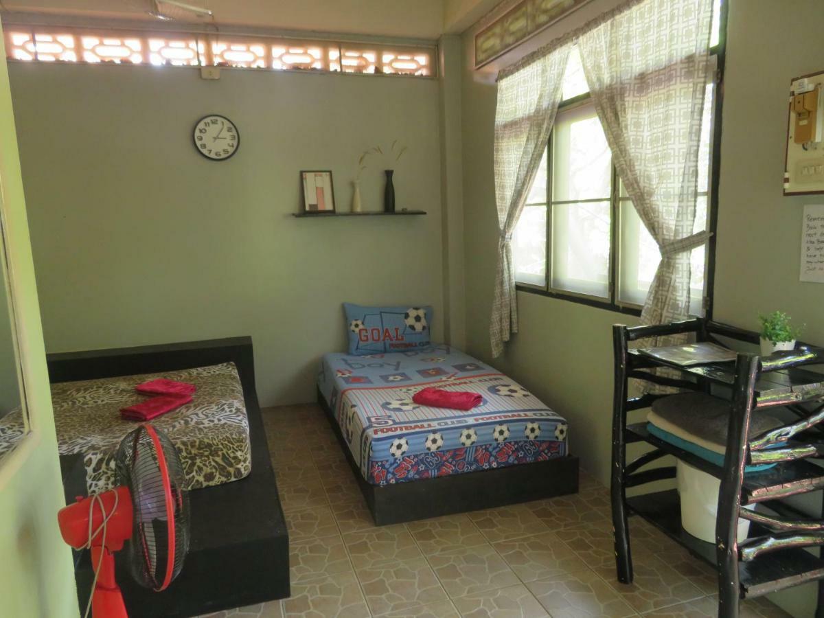 Same Same Guesthouse, Bar & Restaurant (Adults Only) Haad Rin Bagian luar foto
