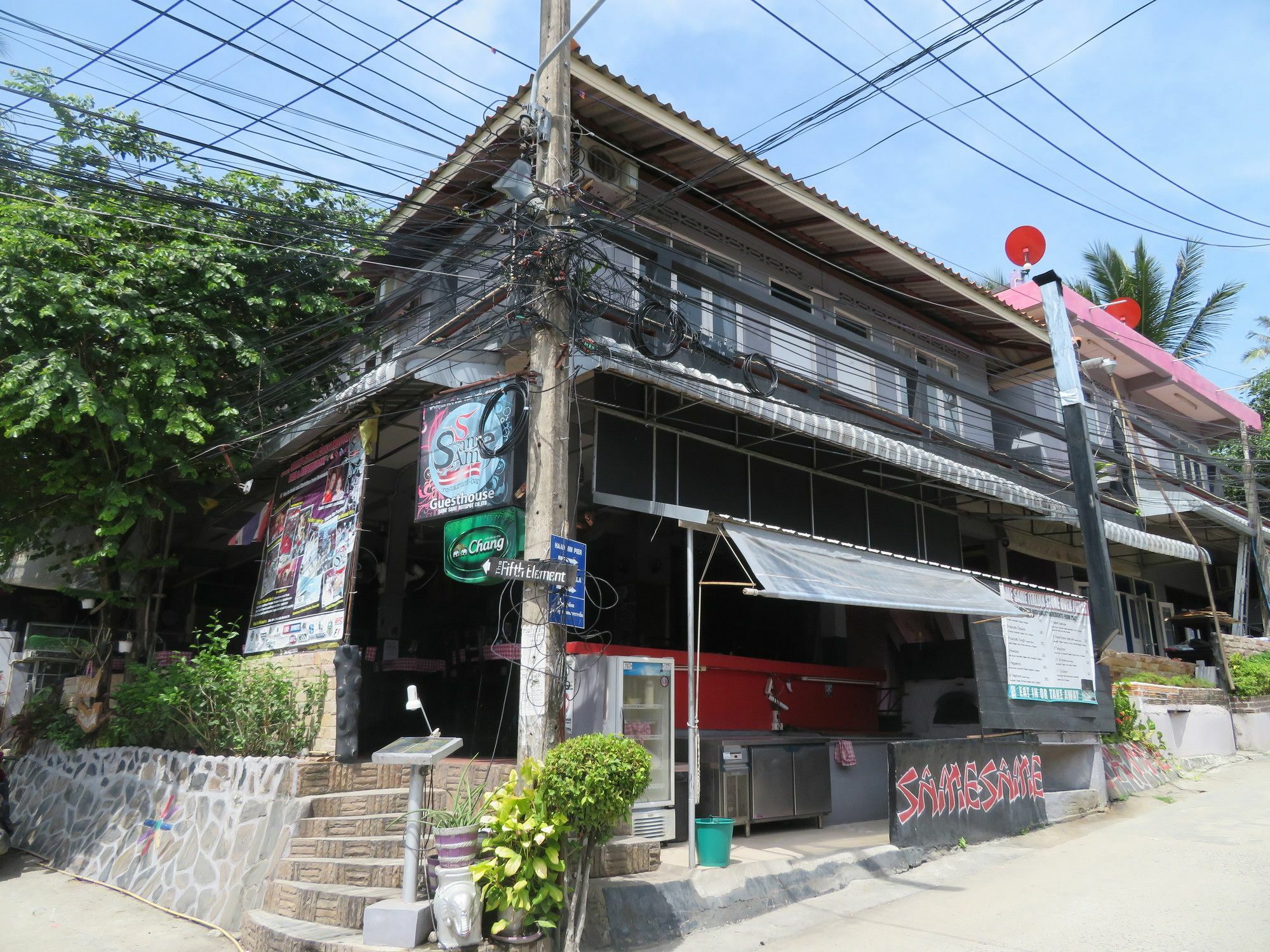 Same Same Guesthouse, Bar & Restaurant (Adults Only) Haad Rin Bagian luar foto
